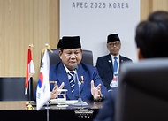 이재명 대통령이 1일 경북 경주시 경주화백컨벤션센터 APEC 정상회의장에서 프라보워 수비안토 인도네시아 대통령과 한-인도네시아 정상회담을 하고 있다.