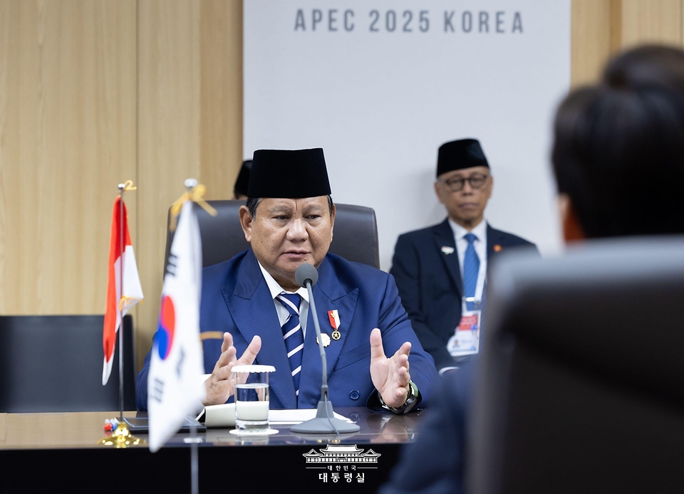 이재명 대통령이 1일 경북 경주시 경주화백컨벤션센터 APEC 정상회의장에서 프라보워 수비안토 인도네시아 대통령과 한-인도네시아 정상회담을 하고 있다.