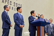 이재명 대통령이 2025 아시아태평양경제협력체(APEC) 정상회의 폐막일인 1일 오후 경북 경주화백컨벤션센터(HICO) 인근 국제미디어센터(IMC)에서 기자회견을 하고 있다.