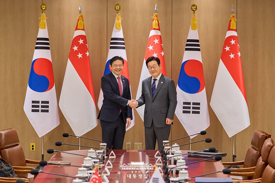이재명 대통령과 로렌스 웡 싱가포르 총리가 2일 서울 용산 대통령실 청사에서 한-싱가포르 정상회담 기념촬영을 하고 있다.