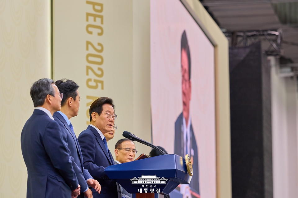 이재명 대통령이 2025 아시아태평양경제협력체(APEC) 정상회의 폐막일인 1일 오후 경북 경주화백컨벤션센터(HICO) 인근 국제미디어센터(IMC)에서 기자회견을 하고 있다.