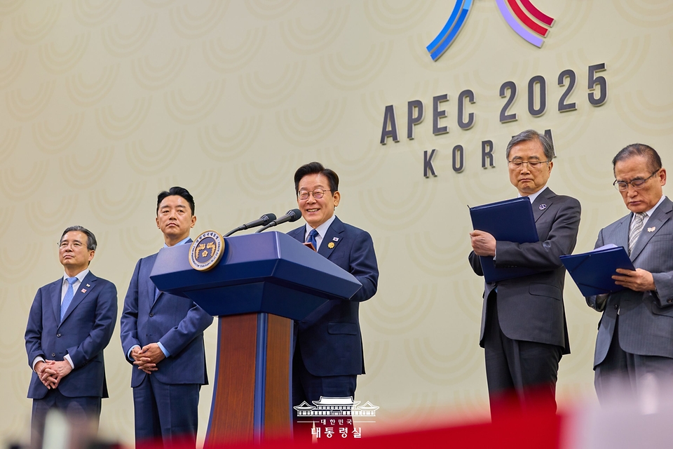 이재명 대통령이 2025 아시아태평양경제협력체(APEC) 정상회의 폐막일인 1일 오후 경북 경주화백컨벤션센터(HICO) 인근 국제미디어센터(IMC)에서 기자회견을 하고 있다.