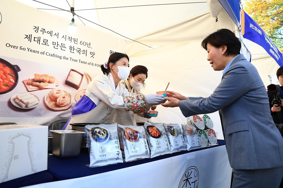 송미령 농림축산식품부 장관은 2025.10.31. APEC  '케이(K)-푸드 스테이션'을 방문하였습니다.
