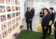 윤호중 행정안전부 장관이 4일 오후 서울 종로구 적선 현대빌딩에 마련된 이태원참사 기억·소통공간(별들의 집)을 방문해 전시된 기록물 등을 확인 하고 있다.