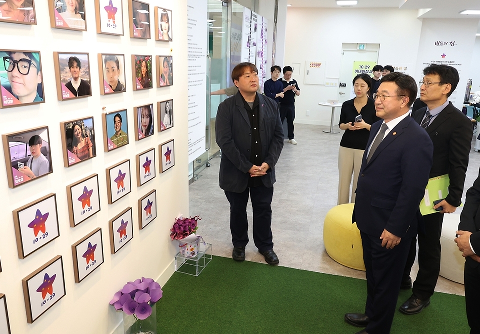 윤호중 행정안전부 장관이 4일 오후 서울 종로구 적선 현대빌딩에 마련된 이태원참사 기억·소통공간(별들의 집)을 방문해 전시된 기록물 등을 확인 하고 있다.