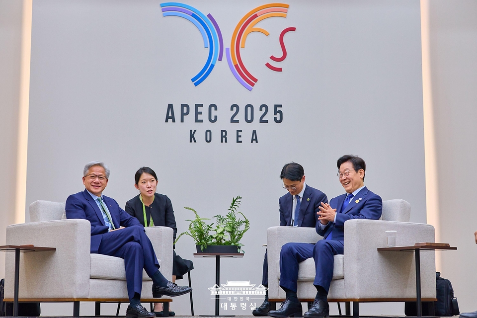 이재명 대통령이 31일 경북 경주화백컨벤션센터(HICO)에서 젠슨 황 엔비디아 최고경영자(CEO)를 접견하고 있다.