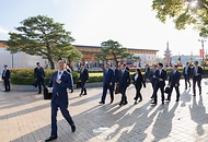 이재명 대통령과 시진핑 중국 국가주석이 1일 경북 경주시 경주박물관에서 함께 발걸음을 옮기고 있다.