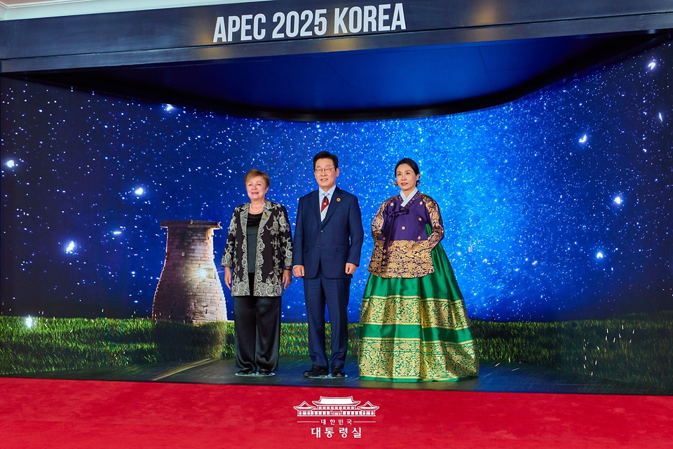 이재명 대통령과 김혜경 여사가 31일 경북 경주시 라한셀렉트호텔에서 열린 2025 아시아태평양경제협력체(APEC) 정상회의 만찬에서 크리스탈리나 게오르기에바 IMF 총재와 기념촬영을 하고 있다.