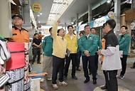 김광용 행정안전부 재난안전관리본부장이 추석 명절을 앞두고 25일 충남 공주시 유구전통시장을 방문해 전기·가스·소방 시설 등 안전관리 실태를 직접 확인하며, 상인들에게 안전사고 예방을 당부하고 있다.