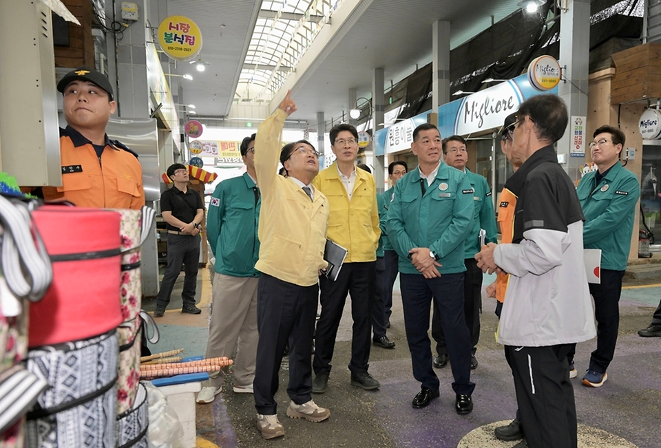 김광용 행정안전부 재난안전관리본부장이 추석 명절을 앞두고 25일 충남 공주시 유구전통시장을 방문해 전기·가스·소방 시설 등 안전관리 실태를 직접 확인하며, 상인들에게 안전사고 예방을 당부하고 있다.