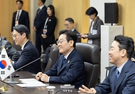 이재명 대통령이 1일 경북 경주시 경주화백컨벤션센터 APEC 정상회의장에서 프라보워 수비안토 인도네시아 대통령과 한-인도네시아 정상회담을 하고 있다.