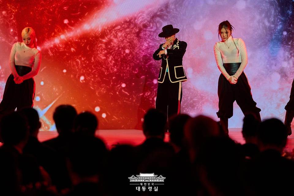 가수 지드래곤이 31일 경북 경주시 라한셀렉트호텔에서 열린 2025 아시아태평양경제협력체(APEC) 정상회의 환영 만찬에서 공연을 펼치고 있다.