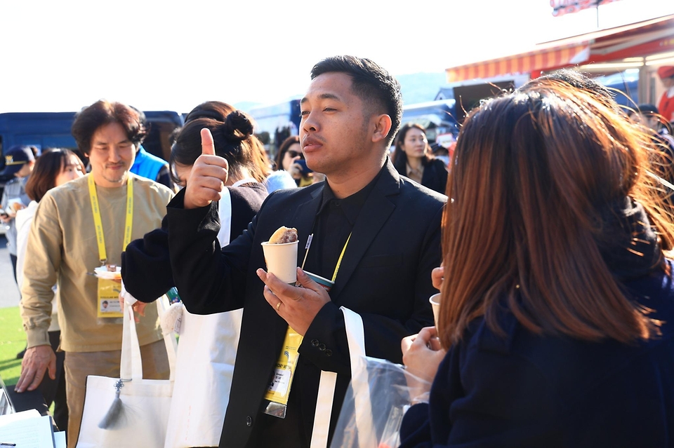송미령 농림축산식품부 장관은 2025.10.31. APEC  '케이(K)-푸드 스테이션'을 방문하였습니다.