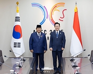 이재명 대통령이 1일 경북 경주시 경주화백컨벤션센터 APEC 정상회의장에서 열린 한-인도네시아 정상회담에 앞서 프라보워 수비안토 인도네시아 대통령과 기념촬영을 하고 있다.