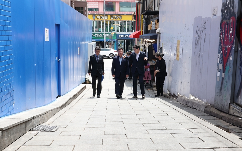 윤호중 행정안전부 장관이 4일 오후 서울 용산구 이태원 참사 현장 '10·29 기억과 안전의 길'을 살피고 있다.