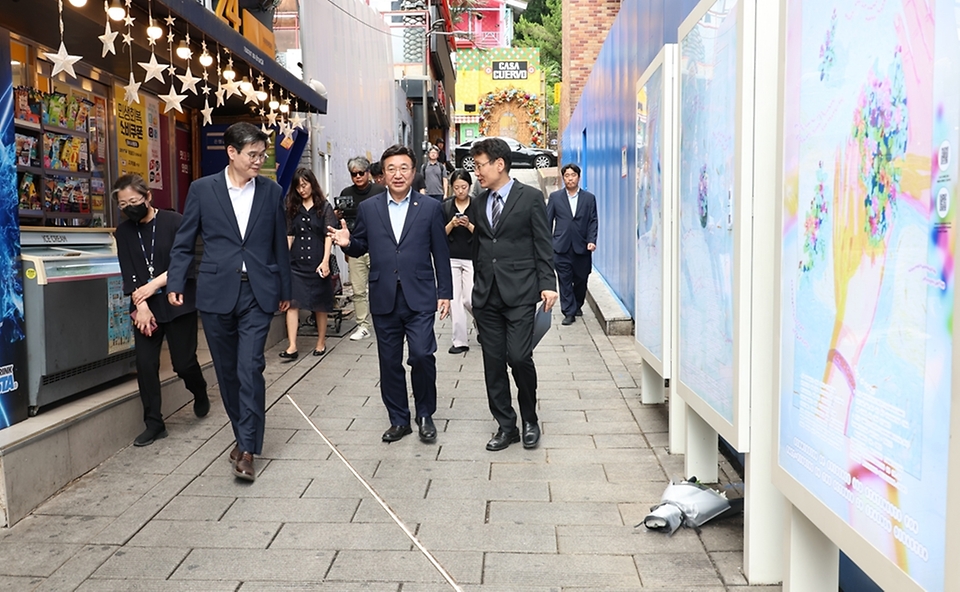 윤호중 행정안전부 장관이 4일 오후 서울 용산구 이태원 참사 현장 '10·29 기억과 안전의 길'을 살피고 있다.