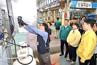 김광용 행정안전부 재난안전관리본부장이 추석 명절을 앞두고 25일 충남 공주시 유구전통시장을 방문해 전기·가스·소방 시설 등 안전관리 실태를 직접 확인하며, 상인들에게 안전사고 예방을 당부하고 있다.