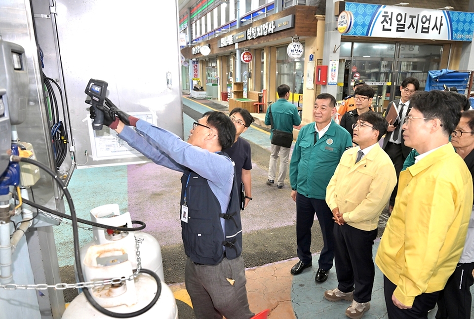 김광용 행정안전부 재난안전관리본부장이 추석 명절을 앞두고 25일 충남 공주시 유구전통시장을 방문해 전기·가스·소방 시설 등 안전관리 실태를 직접 확인하며, 상인들에게 안전사고 예방을 당부하고 있다.
