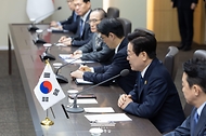 이재명 대통령이 1일 경북 경주시 경주화백컨벤션센터 APEC 정상회의장에서 프라보워 수비안토 인도네시아 대통령과 한-인도네시아 정상회담을 하고 있다.