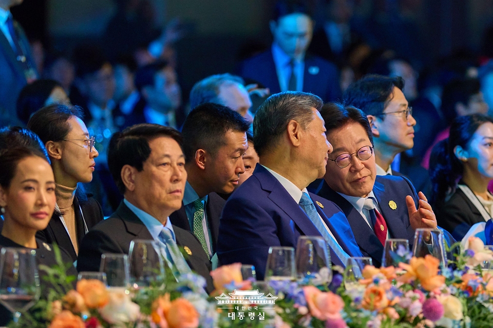 이재명 대통령이 31일 경북 경주시 라한셀렉트호텔에서 열린 2025 아시아태평양경제협력체(APEC) 정상회의 환영 만찬에서 시진핑 중국 국가주석과 대화를 하고 있다.