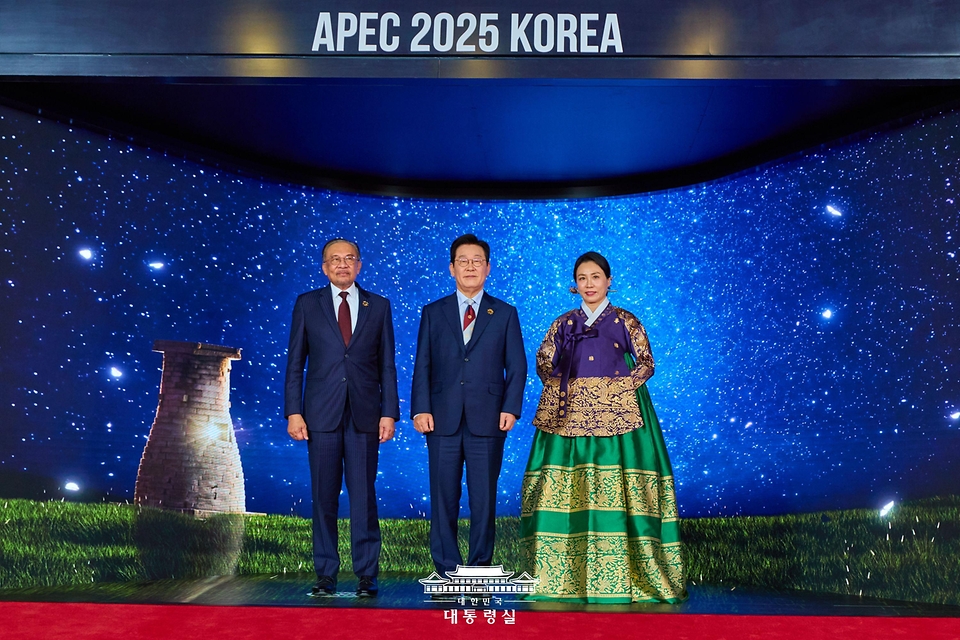 이재명 대통령과 김혜경 여사가 31일 경북 경주시 라한셀렉트호텔에서 열린 2025 아시아태평양경제협력체(APEC) 정상회의 만찬에서 안와르 이브라힘 말레이시아 총리와 기념촬영을 하고 있다.