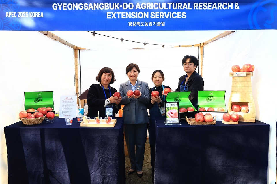 송미령 농림축산식품부 장관은 2025.10.31. APEC  '케이(K)-푸드 스테이션'을 방문하였습니다.