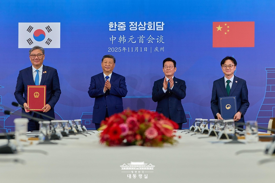 김정관 산업통상부 장관과 중국 왕원타오 상무부장이 1일 경북 경주박물관에서 이재명 대통령과 시진핑 중국 국가주석이 참석한 가운데 '서비스 무역 교류 협력 강화' 양해각서를 체결하고 있다.