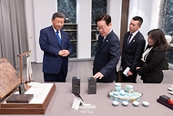 이재명 대통령과 시진핑 중국 국가주석이 1일 경북 경주시 소노캄 그랜드볼룸에서 한중 국빈만찬에 앞서 선물을 교환하고 있다.