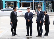 윤호중 행정안전부 장관이 4일 오후 서울 용산구 이태원 참사 현장 '10·29 기억과 안전의 길'을 살피고 있다.