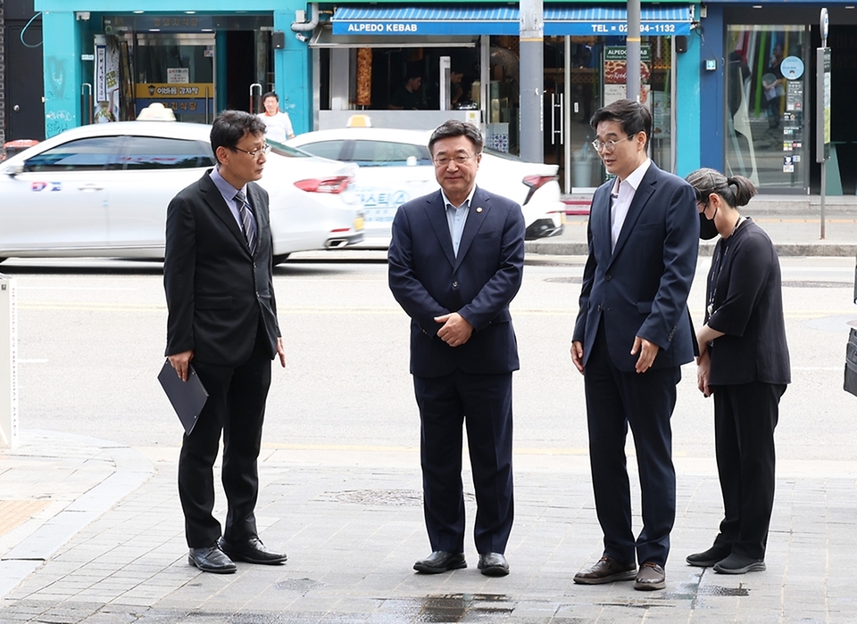 윤호중 행정안전부 장관이 4일 오후 서울 용산구 이태원 참사 현장 '10·29 기억과 안전의 길'을 살피고 있다.