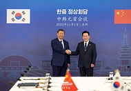 이재명 대통령과 시진핑 중국 국가주석이 1일 경북 경주시 경주박물관에서 한중 정상회담 기념촬영을 하고 있다.