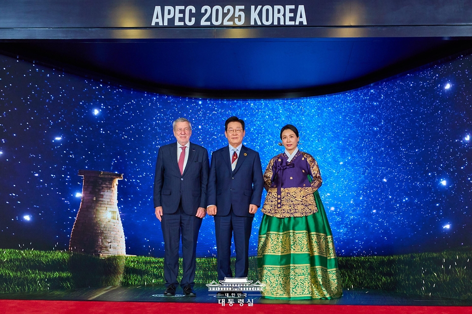 이재명 대통령과 김혜경 여사가 31일 경북 경주시 라한셀렉트호텔에서 열린 2025 아시아태평양경제협력체(APEC) 정상회의 만찬에서 알베르토 반 클라베렌 칠레 외교부 장관과 기념촬영을 하고 있다.