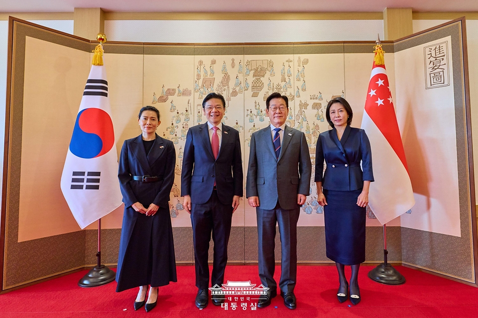 이재명 대통령과 김혜경 여사가 2일 한-싱가포르 정상회담이 열리는 서울 용산 대통령실에서 로렌스 웡 싱가포르 총리, 루즈 루이 여사와 기념촬영을 하고 있다.