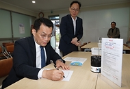 한순기 행정안전부 지방재정경제실장이 16일 오전 민생회복 소비쿠폰 1차 지급을 앞두고 대구광역시 산격4동 행정복지센터를 방문해 소비쿠폰 관련 행정복지센터 준비상황을 점검하고 있다.