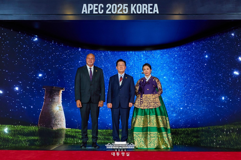 이재명 대통령과 김혜경 여사가 31일 경북 경주시 라한셀렉트호텔에서 열린 2025 아시아태평양경제협력체(APEC) 정상회의 만찬에서 존 로쏘 파푸아뉴기니 부총리와 기념촬영을 하고 있다.