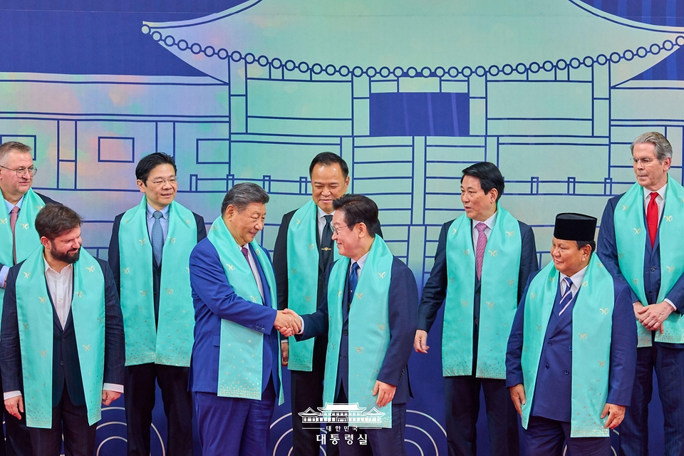 이재명 대통령이 1일 경북 경주시 화백컨벤션센터(HICO)에서 열린 2025 아시아태평양경제협력체(APEC) 정상회의 기념촬영을 마친 후 시진핑 중국 국가주석과 악수하고 있다.