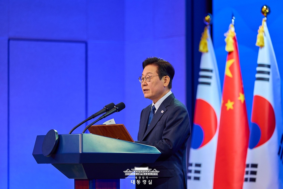 이재명 대통령이 1일 경북 경주시 소노캄 그랜드볼룸에서 열린 한중 국빈만찬에서 인사말을 하고 있다.