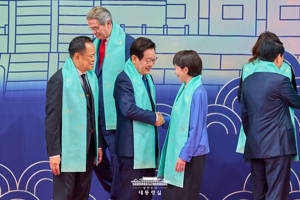 이재명 대통령이 1일 경북 경주시 화백컨벤션센터(HICO)에서 열린 2025 아시아태평양경제협력체(APEC) 정상회의 기념촬영을 마친 후 다카이치 사나에 일본 총리와 악수하고 있다.