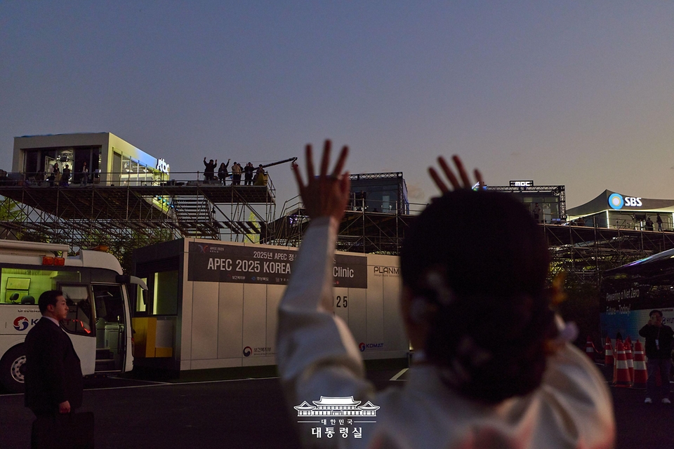 김혜경 여사가 1일 경북 경주시 경주화백컨벤션센터(HICO) 인근 2025 아시아태평양경제협력체(APEC) 응급의료 행정본부를 격려 방문하고 있다.
