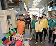 김광용 행정안전부 재난안전관리본부장이 추석 명절을 앞두고 25일 충남 공주시 유구전통시장을 방문해 전기·가스·소방 시설 등 안전관리 실태를 직접 확인하며, 상인들에게 안전사고 예방을 당부하고 있다.