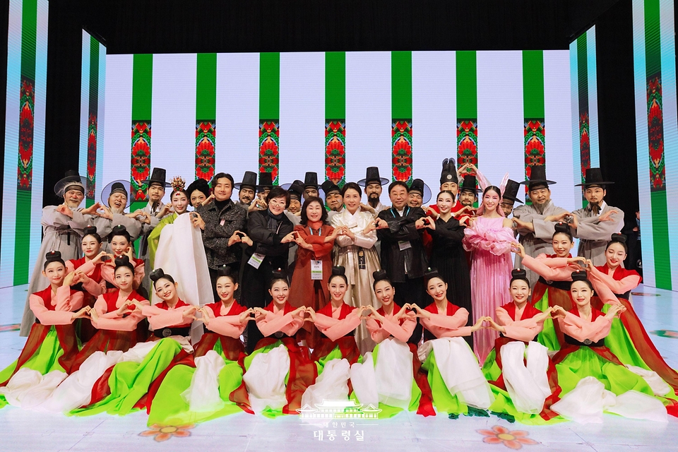 김혜경 여사가 1일 경북 경주시 엑스포대공원 문화센터를 찾아 2025 아시아태평양경제협력체(APEC) 계기로 공연을 펼친 전통연희극 '단심' 예술단원들과 기념촬영을 하고 있다.