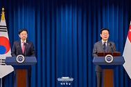 이재명 대통령과 로렌스 웡 싱가포르 총리가 2일 서울 용산 대통령실 청사에서 공동언론발표를 하고 있다.