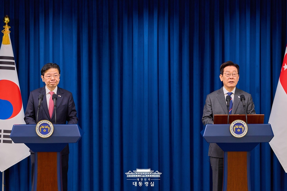 이재명 대통령과 로렌스 웡 싱가포르 총리가 2일 서울 용산 대통령실 청사에서 공동언론발표를 하고 있다.