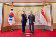 이재명 대통령과 로렌스 웡 싱가포르 총리가 2일 서울 용산 대통령실 청사에서 한-싱가포르 정상회담 기념촬영을 하고 있다.