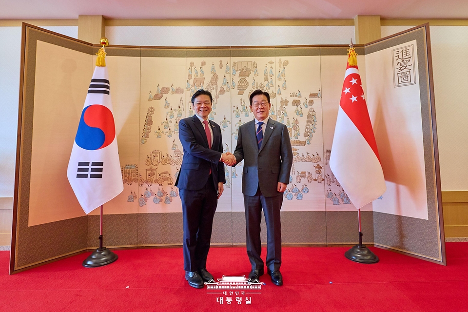 이재명 대통령과 로렌스 웡 싱가포르 총리가 2일 서울 용산 대통령실 청사에서 한-싱가포르 정상회담 기념촬영을 하고 있다.