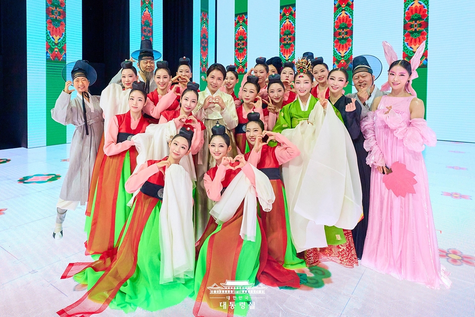 김혜경 여사가 1일 경북 경주시 엑스포대공원 문화센터를 찾아 2025 아시아태평양경제협력체(APEC) 계기로 공연을 펼친 전통연희극 '단심' 예술단원들과 기념촬영을 하고 있다.