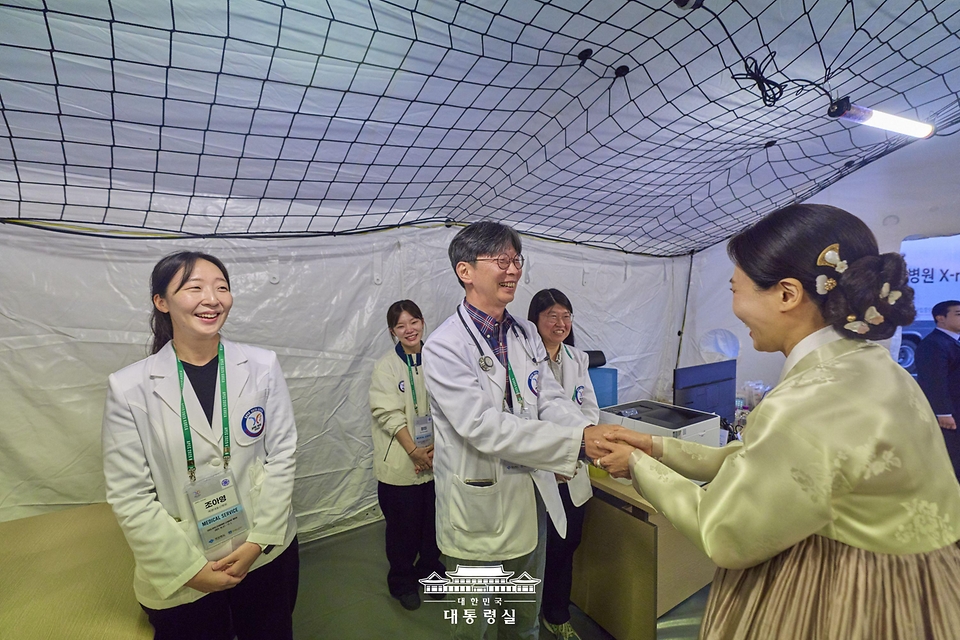김혜경 여사가 1일 경북 경주시 경주화백컨벤션센터(HICO) 인근 2025 아시아태평양경제협력체(APEC) 응급의료 행정본부를 찾아 관계자들을 격려하고 있다.