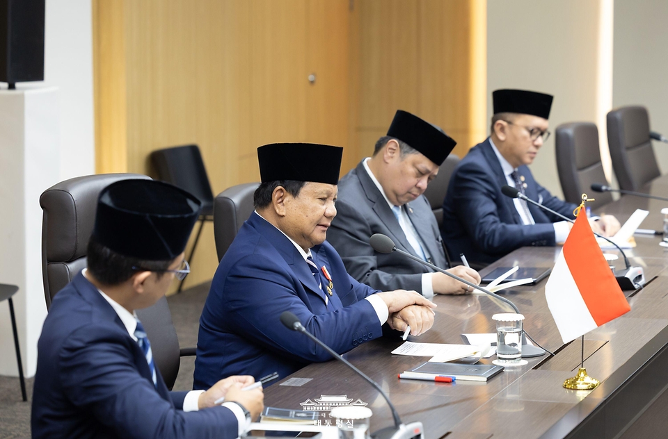 이재명 대통령이 1일 경북 경주시 경주화백컨벤션센터 APEC 정상회의장에서 프라보워 수비안토 인도네시아 대통령과 한-인도네시아 정상회담을 하고 있다.