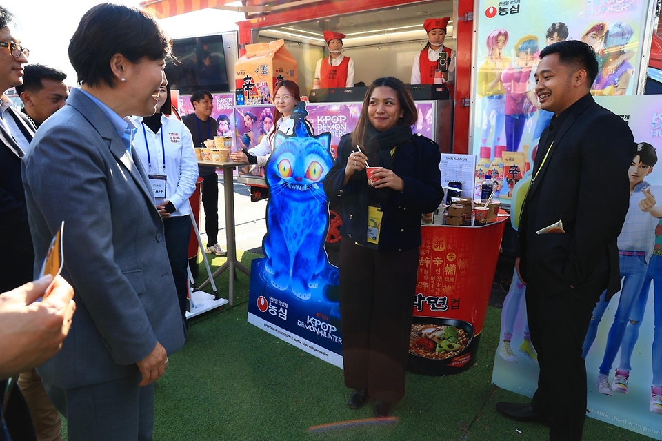 송미령 농림축산식품부 장관은 2025.10.31. APEC  '케이(K)-푸드 스테이션'을 방문하였습니다.