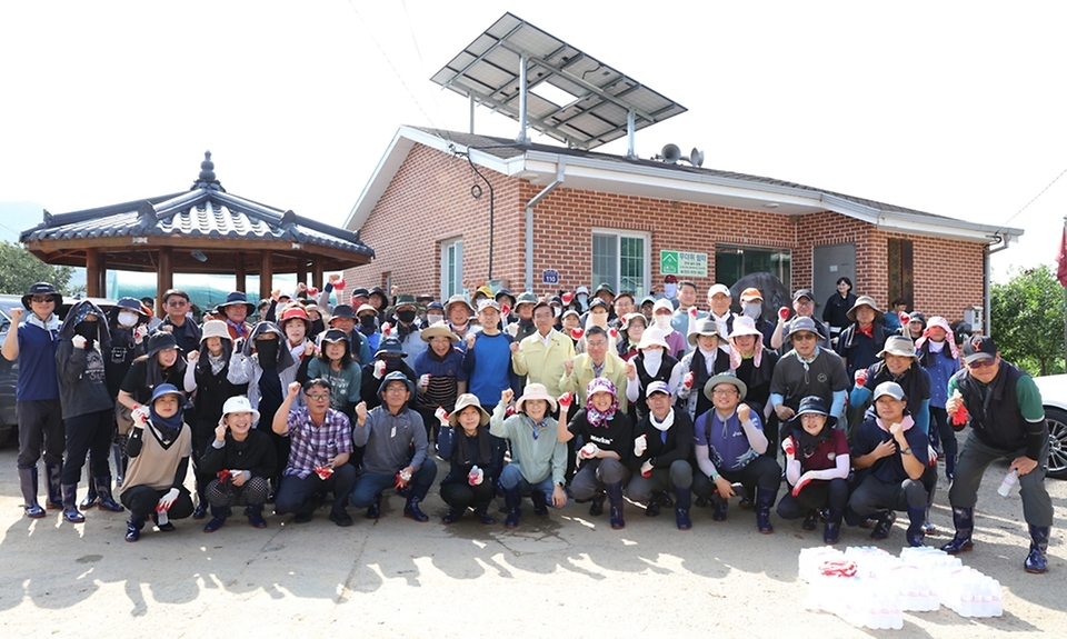안준호 행정안전부 지방자치인재개발원 원장과 장기교육생 100여 명이 27일 경상남도 산청군을 방문하여 수해복구 자원봉사 활동 마치고 기념 촬영을 하고 있다.